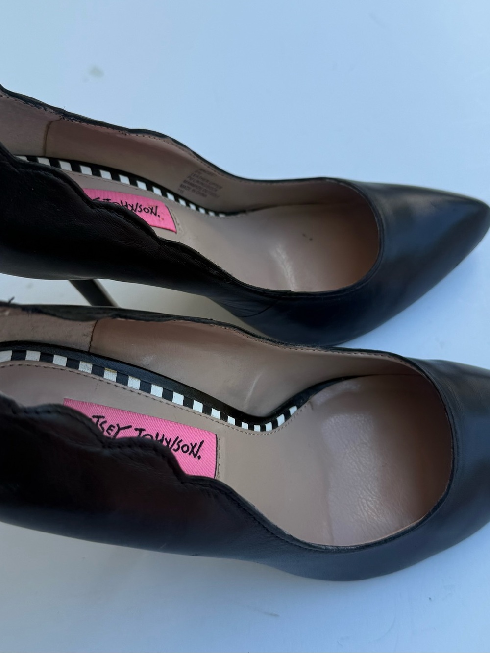 Betsey Johnson Black Leather Scalloped Edge Pointed-Toe Pumps